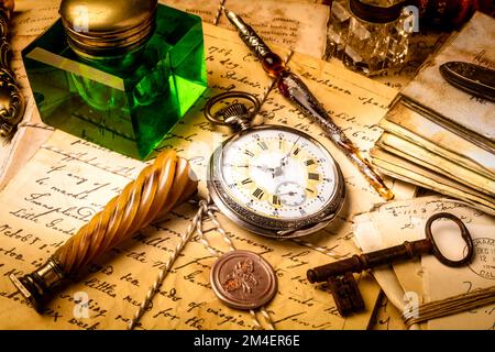 Montre de poche et puits d'encre verte avec joint de cire sur les anciennes lettres Banque D'Images