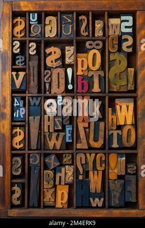 Typographie lettres bloc dans les compartiments en bois encore la vie Banque D'Images