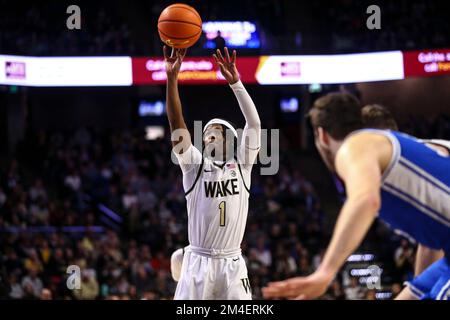 20 décembre 2022: Troisième diplômé de l'Université de Wake, Tiree Appleby (1), tire le ballon au jet libre contre Duke. Jeu de basketball NCAA entre Duke University et Wake Forest University au Lawrence Joel Veterans Memorial Coliseum, Winston Salem. NC David Beach/CSM Banque D'Images