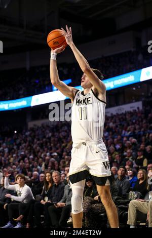 20 décembre 2022: Le jeune de l'Université Wake Andrew Carr (11) prend un tir de 3 points contre Duke. Jeu de basketball NCAA entre Duke University et Wake Forest University au Lawrence Joel Veterans Memorial Coliseum, Winston Salem. NC David Beach/CSM Banque D'Images