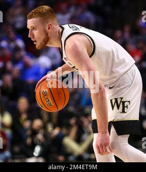 20 décembre 2022: Le sophomore de l'Université Wake Cameron Hildreth (2) dribble le ballon. Jeu de basketball NCAA entre Duke University et Wake Forest University au Lawrence Joel Veterans Memorial Coliseum, Winston Salem. NC David Beach/CSM Banque D'Images