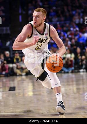 20 décembre 2022: Le sophomore de l'Université Wake Cameron Hildreth (2) dribble le ballon. Jeu de basketball NCAA entre Duke University et Wake Forest University au Lawrence Joel Veterans Memorial Coliseum, Winston Salem. NC David Beach/CSM Banque D'Images