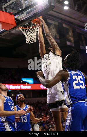 20 décembre 2022: Le jeune Université de Wake Davide Bradford (20) dunks ball contre Duke. Jeu de basketball NCAA entre Duke University et Wake Forest University au Lawrence Joel Veterans Memorial Coliseum, Winston Salem. NC David Beach/CSM Banque D'Images