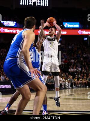 20 décembre 2022: Le sophomore de l'Université Wake Cameron Hildreth (2) balle de tir contre Duke. Jeu de basketball NCAA entre Duke University et Wake Forest University au Lawrence Joel Veterans Memorial Coliseum, Winston Salem. NC David Beach/CSM Banque D'Images