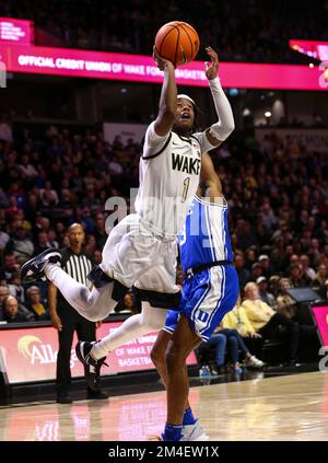 20 décembre 2022: Le diplômé de l'Université Wake, Tiree Appleby (1), prend un coup de feu contre Duke. Jeu de basketball NCAA entre Duke University et Wake Forest University au Lawrence Joel Veterans Memorial Coliseum, Winston Salem. NC David Beach/CSM Banque D'Images