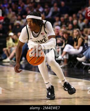 20 décembre 2022: Diplômé de l'Université de Wake, Tiree Appleby (1) dribble le ballon contre Duke. Jeu de basketball NCAA entre Duke University et Wake Forest University au Lawrence Joel Veterans Memorial Coliseum, Winston Salem. NC David Beach/CSM Banque D'Images