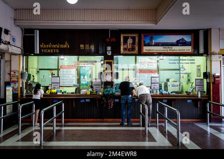 Travelres achète des billets à la gare de Chiang Mai. Le Special Express 14, une ligne touristique populaire faisant partie de la flotte de la State Railway of Thailand (SRT), effectue son voyage de nuit de Chaing Mai (CNX) à Bangkok (BKK). Banque D'Images