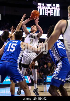 20 décembre 2022: Le sophomore de l'Université Wake Cameron Hildreth (2) prend une balle de saut contre Duke. Jeu de basketball NCAA entre Duke University et Wake Forest University au Lawrence Joel Veterans Memorial Coliseum, Winston Salem. NC David Beach/CSM Banque D'Images