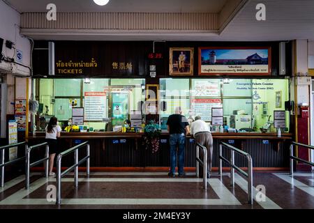 Chaing Mai, Bangkok, Thaïlande. 21st décembre 2022. Travelres achète des billets à la gare de Chiang Mai. Le Special Express 14, une ligne touristique populaire faisant partie de la flotte de chemin de fer d'État de Thaïlande (SRT), fait son voyage de nuit de Chaing Mai (CNX) à Bangkok (Credit image: © Matt Hunt/ZUMA Press Wire) Banque D'Images