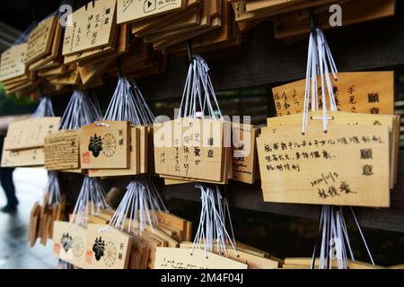 Plaques de bois EMA pour prières et bons voeux au sanctuaire Meiji à Tokyo, Japon. Banque D'Images