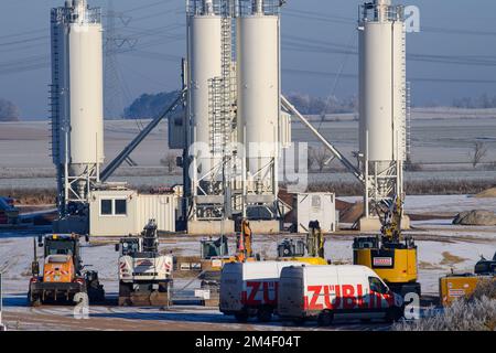 PRODUCTION - 15 décembre 2022, Saxe-Anhalt, Lüderitz : des véhicules de construction sont en place sur le site de l'extension A14. Toute personne en voiture vers le nord depuis Magdeburg passe des kilomètres de sites de construction. Le A14 est en croissance. (À dpa 'A14: Le trafic de Magdeburg à Stendal sera continu en 2025") photo: Klaus-Dietmar Gabbert/dpa Banque D'Images