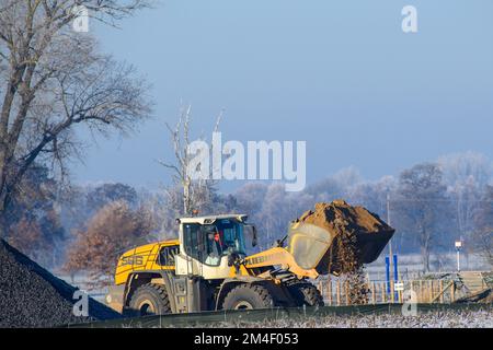 PRODUCTION - 15 décembre 2022, Saxe-Anhalt, Lüderitz: Une chargeuse sur pneus déplace la terre sur le site de construction de l'extension A14. Toute personne en voiture vers le nord depuis Magdeburg passe des kilomètres de sites de construction. Le A14 est en croissance. (À dpa 'A14: Trafic de Magdeburg à Stendal pour rouler en continu en 2025") photo: Klaus-Dietmar Gabbert/dpa Banque D'Images