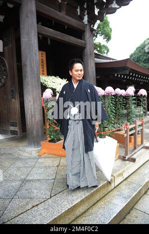 Une famille japonaise habillée de façon traditionnelle célébrant le festival Shichi-Go-San (rite de passage japonais) au sanctuaire Meiji, Tokyo, Japon Banque D'Images