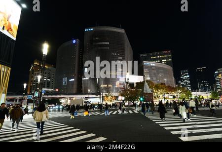 Piétons traversant la route à Ginza avec le quartier des affaires Yurakucho en face d'eux. Tokyo, Japon. Banque D'Images