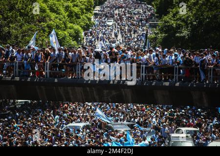 Buenos Aires, Argentine. 20th décembre 2022. Fans argentins vus au-dessus et en dessous de l'autoroute. Plus de 4 millions de personnes ont envahi la ville de Buenos Aires pour célébrer la coupe du monde obtenue par l'équipe Argentine de football lors de la coupe du monde de la FIFA Qatar 2022. Crédit : SOPA Images Limited/Alamy Live News Banque D'Images