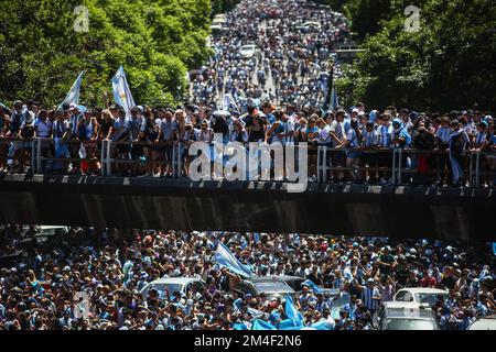 Buenos Aires, Argentine. 20th décembre 2022. Fans argentins vus au-dessus et en dessous de l'autoroute. Plus de 4 millions de personnes ont envahi la ville de Buenos Aires pour célébrer la coupe du monde obtenue par l'équipe Argentine de football lors de la coupe du monde de la FIFA Qatar 2022. (Photo de Roberto Tuero/SOPA Images/Sipa USA) crédit: SIPA USA/Alay Live News Banque D'Images