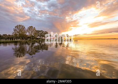 Superbe coucher de soleil à travers les nuages au-dessus du lac Dora en Floride Banque D'Images