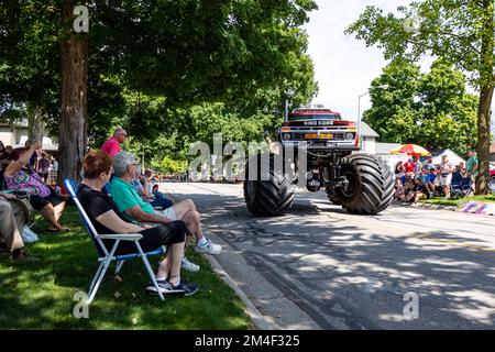 Le camion monstre Ford 1975 « King Kong » participe au défilé du Festival Auburn Cord Duesenberg 2022 à Auburn, Indiana, États-Unis. Banque D'Images