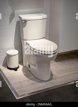 Cuvette de toilette blanche en céramique. Cuvette de toilettes près de la cabine de douche dans l'intérieur moderne de la salle de bains. Personne, attention sélective Banque D'Images