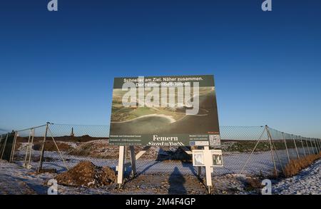 Fehmarn, Allemagne. 16th décembre 2022. Un panneau se trouve à la clôture du chantier de construction du tunnel de la mer Baltique près de Puttgarden. Le tunnel routier et ferroviaire de 18 kilomètres relie l'île de Fehmarn à l'île danoise de Loland à partir de 2029. Selon Femern A/S, le coût est de 7,1 milliards d'euros. Credit: Christian Charisius/dpa/Alay Live News Banque D'Images