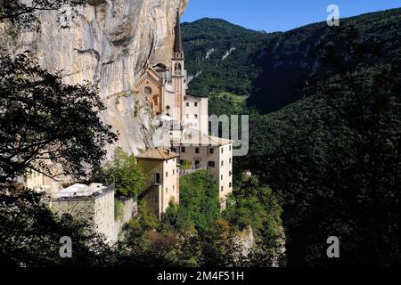 Santuario Madonna della Corona Sanctuary, Spiazzi, Vérone, Vénétie, Italie Banque D'Images