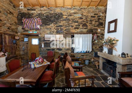 Séjour dans une maison rétro de style ancien avec des murs schistes dans un village au Portugal, en Europe Banque D'Images
