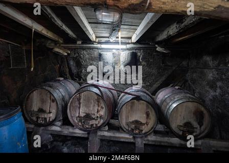 Quatre fûts de vin sur une ancienne cave rustique au sous-sol d'une maison de campagne Banque D'Images
