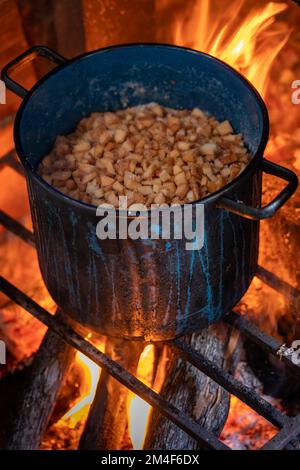 Pot de marmelade mijotant sur feu ouvert Banque D'Images