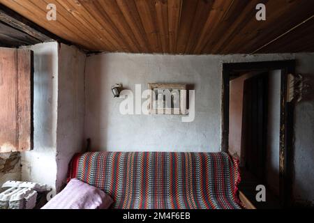 Photo encadrée d'un couple sur le mur du salon d'une ancienne maison de campagne au Portugal, en Europe Banque D'Images