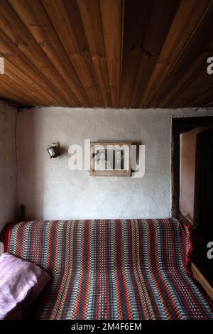 Photo encadrée d'un couple sur le mur du salon d'une ancienne maison de campagne au Portugal, en Europe Banque D'Images