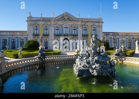 Fontaine d'eau ornée sur les jardins du Palais de Queluz du 18e siècle - Palácio Nacional de Queluz - au Portugal, en Europe Banque D'Images