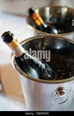 Bouteille de champagne dans un seau à glace Banque D'Images