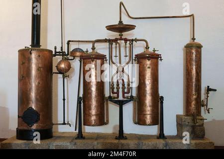 Cuivre Alembic encore utilisé pour la production de boissons alcoolisées à la distillerie Banque D'Images