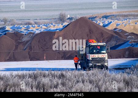 PRODUCTION - 15 décembre 2022, Saxe-Anhalt, Lüderitz : un camion est en chantier sur le site de construction de l'extension A14. Photo: Klaus-Dietmar Gabbert/dpa Banque D'Images