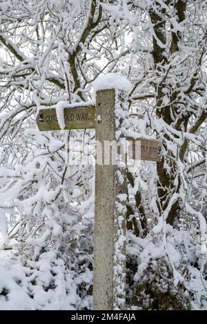 Panneau Cotswold Way dans la neige d'hiver. Chipping Campden, Cotswolds, Worcestershire, Angleterre Banque D'Images