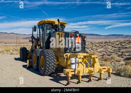 Une niveleuse John Deere 872G stationnée sur le côté de la route près de Big Pine, Californie, États-Unis Banque D'Images