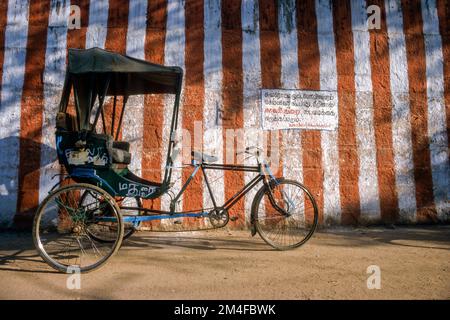 Location-rikshaw dans les rues de Madurai. Madurai Tamil Nadu Inde Asie Banque D'Images