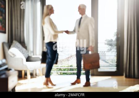 C'est un accord alors. deux hommes d'affaires confiants qui se sont mêlés à l'intérieur d'une maison pendant la journée. Banque D'Images