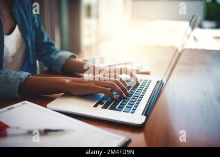 Se mettre au travail. Gros plan d'une femme méconnaissable utilisant un ordinateur portable lorsqu'elle travaille à domicile. Banque D'Images