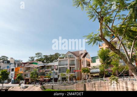 Da Lat, Vietnam - 31 octobre 2022 : rue Ho Hoang Van Thu Banque D'Images