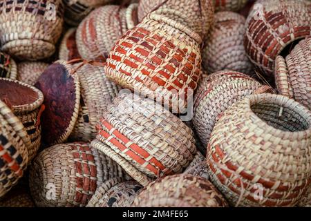 Paniers traditionnels en osier, exposés dans les boutiques du marché de la vieille ville de Nizwa. Oman. Péninsule arabique. Banque D'Images