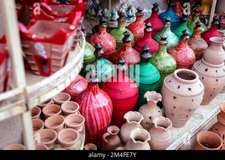 Souvenirs omanais. Poterie faite à la main dans le marché de Nizwa. Des jarres d'argile au Bazar arabe traditionnel rural, Oman. Péninsule arabique. Banque D'Images