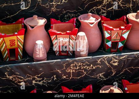 Souvenirs omanais. Poterie faite à la main dans le marché de Nizwa. Des jarres d'argile au Bazar arabe traditionnel rural, Oman. Péninsule arabique. Banque D'Images