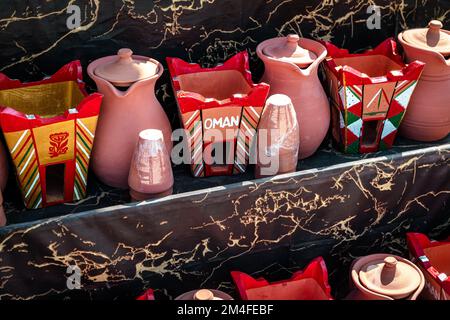 Souvenirs omanais. Poterie faite à la main dans le marché de Nizwa. Des jarres d'argile au Bazar arabe traditionnel rural, Oman. Péninsule arabique. Banque D'Images