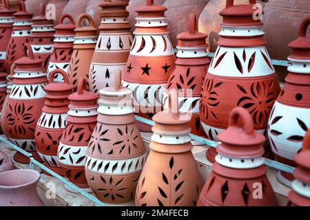 Souvenirs omanais. Poterie faite à la main dans le marché de Nizwa. Des jarres d'argile au Bazar arabe traditionnel rural, Oman. Péninsule arabique. Banque D'Images