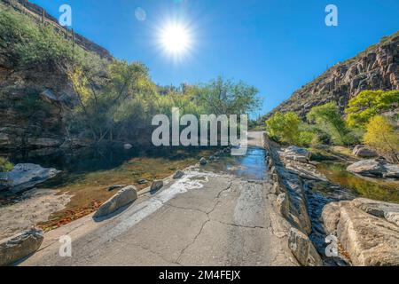 L'eau qui coule sur le pont au milieu des montagnes rocheuses du désert dans le parc national de Sabino Canyon. Parc naturel à Tucson, Arizona avec pont en béton à proximité Banque D'Images