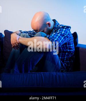 PHOTO POSÉE PAR LE MODÈLE photo du dossier en date du 09/03/15 d'un homme montrant des signes de dépression, comme le gouvernement écossais a été averti qu'un échec à augmenter le budget de santé mentale aura pour résultat des "conséquences de la crise". Banque D'Images