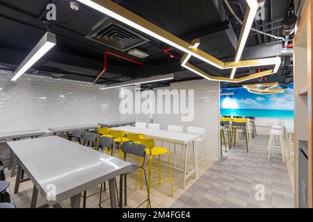 Installations de loisirs modernes et café avec télévision et plateau thé/café. Banque D'Images
