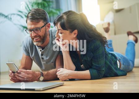 Des applications mobiles très pratiques pour vous sortir de vos déplacements. un mari et une femme utilisant un téléphone portable ensemble le jour de déplacement. Banque D'Images