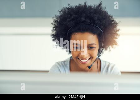 Elle trouve la satisfaction d'aider les autres. une jeune femme d'affaires attirante travaillant dans un centre d'appels. Banque D'Images